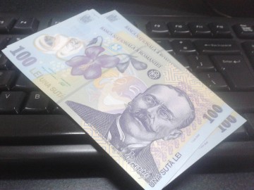 Leul s-a depreciat faţă de euro, dar a crescut faţă de dolar